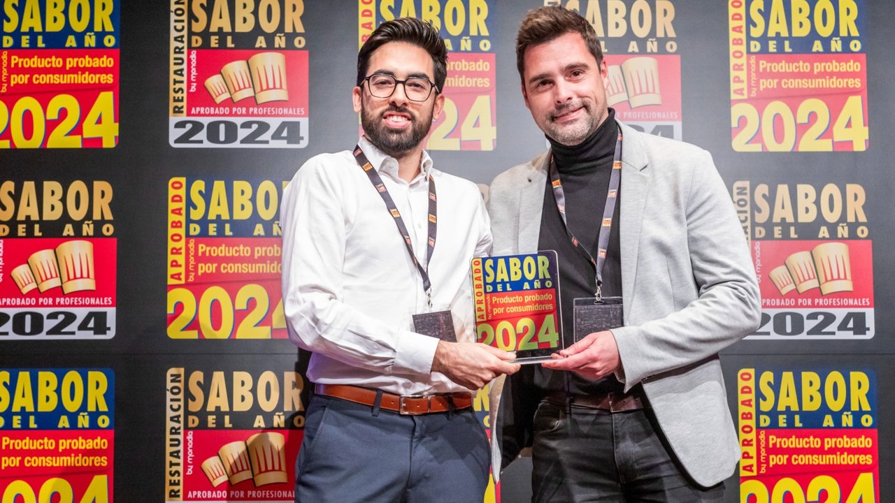 Miguel Gironés, Brand Manager de Platos Preparados (izquierda) y José Marsilla, Brand Manager de Elaborado (derecha) reciben el galardón ‘Sabor del Año 2024’ por la gama Rolling & Salsa.