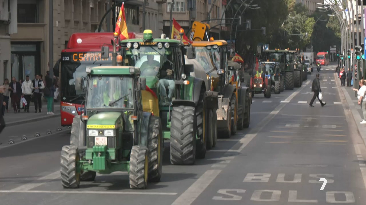 Los tractores circulan por la Gran Vía de Murcia (foto: La 7)