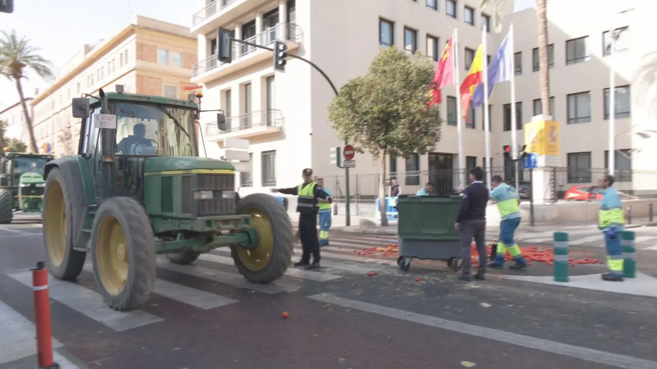 Momento de la retirada de los tractores de las inmediaciones de la Delegaci&oacute;n del Gobierno en la &uacute;ltima manifestaci&oacute;n convocada por Asaja y COAG (foto: La 7)