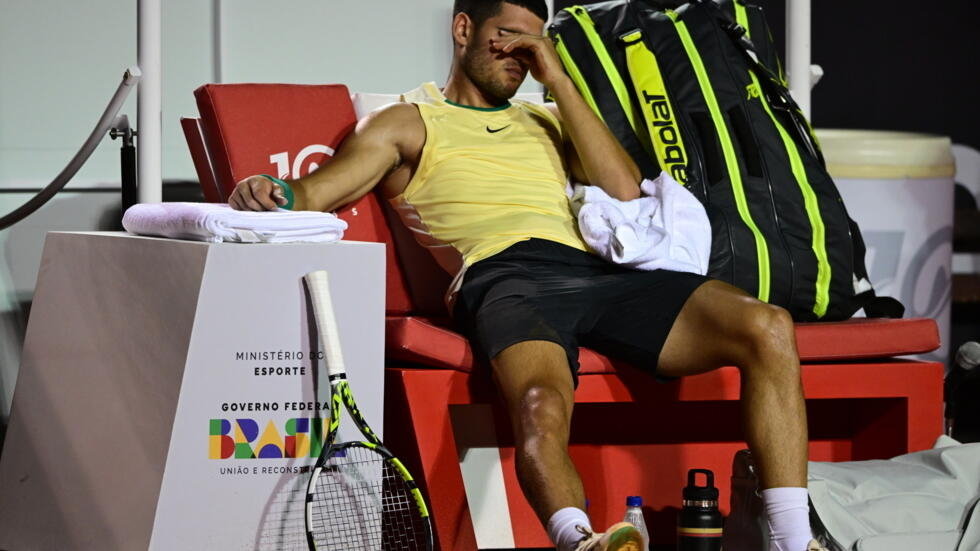 Carlos Alcaraz tras sufrir la lesión en el Río Open