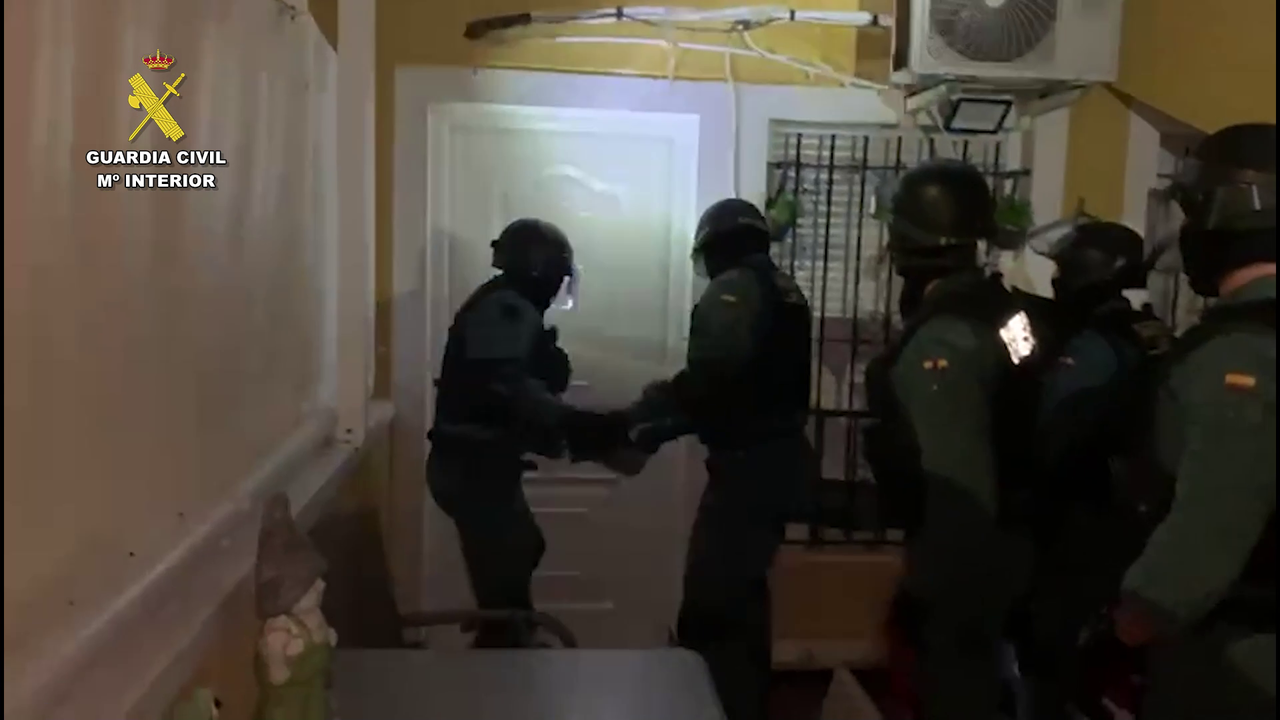 Momento en el que la Guardia Civil entra a una de las viviendas registradas (foto: Guardia Civil)