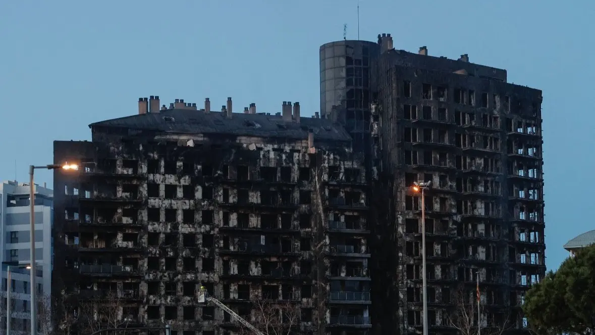 El edificio de Valencia que se incendi&oacute; este jueves