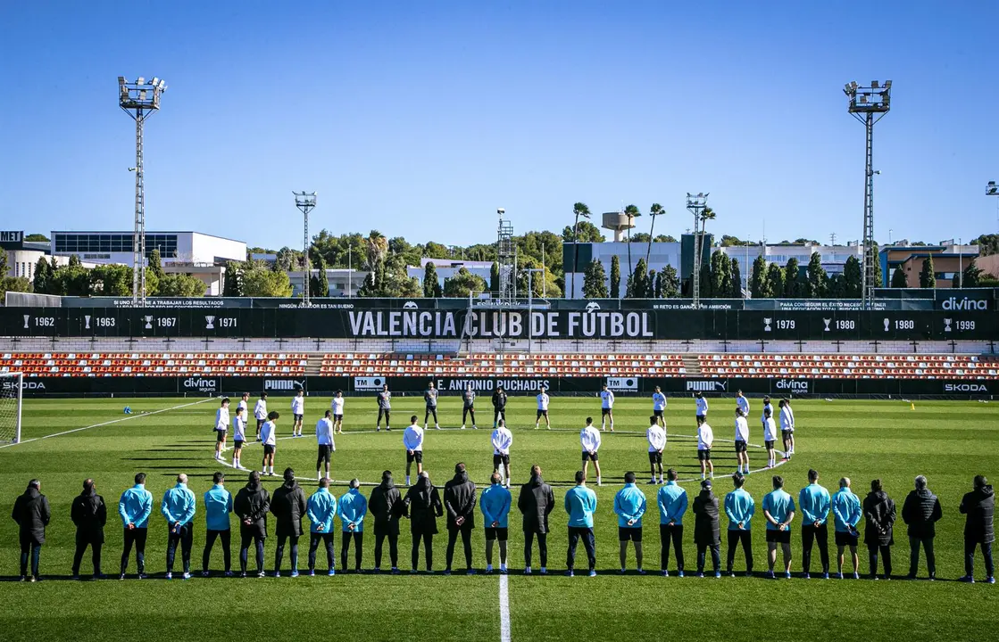 Minuto de silencio de la plantilla del Valencia Club de F&uacute;tbol durante el entrenamiento de este viernes (foto: Valencia CF)