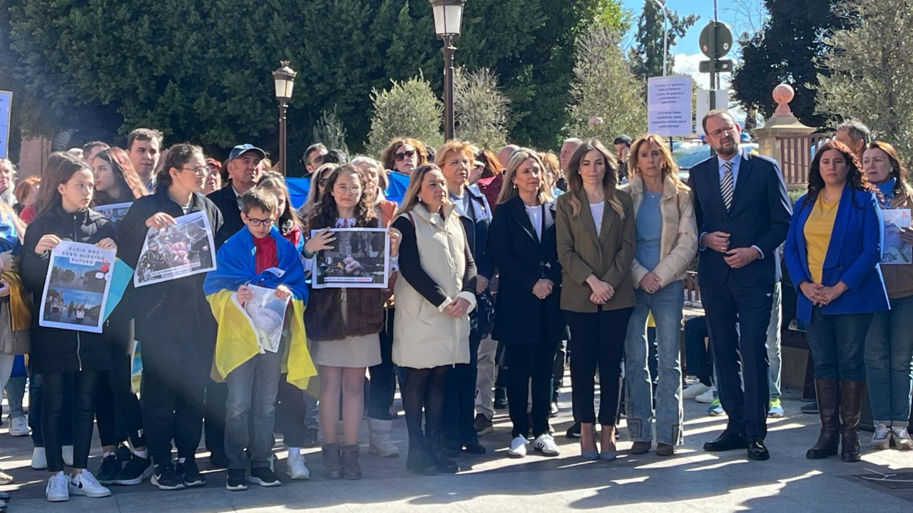 La consejera de Pol&iacute;tica Social, Familias e Igualdad, Conchita Ruiz, junto a autoridades municipales, durante el acto de concentraci&oacute;n en apoyo a Ucrania