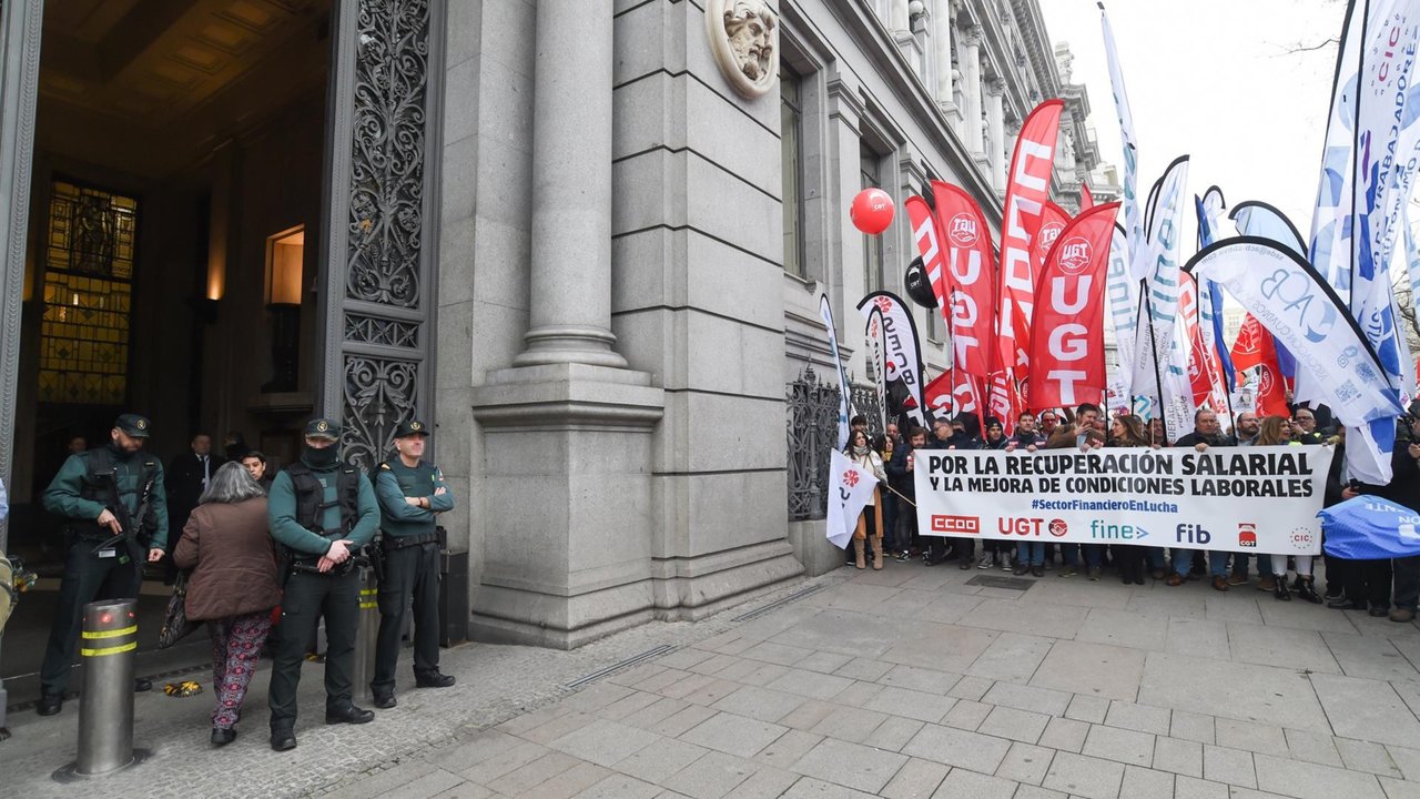 Empleados de banca durante una manifestación para exigir mejores salarios (Foto: Gustavo Valiente - Europa Press)