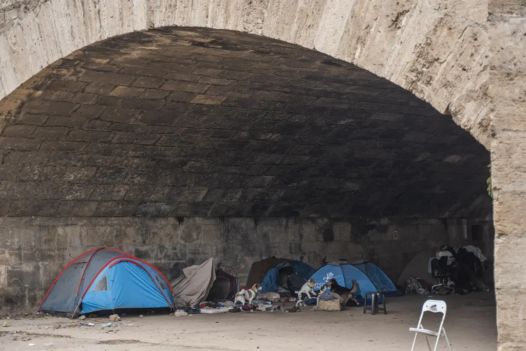 Tiendas de campa&ntilde;a bajo un puente (foto: Europa Press)