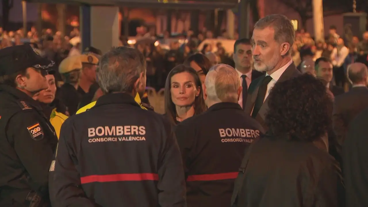 Los reyes de Espa&ntilde;a mantienen una conversaci&oacute;n con los bomberos de Valencia en su visita a la capital del Turia (foto: La 7)