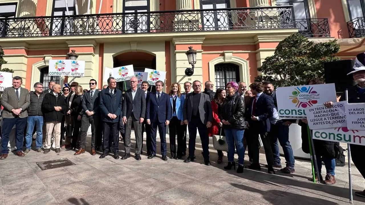 Imagen de la concentraci&oacute;n convocada en la Glorieta (foto: Ayuntamiento de Murcia)