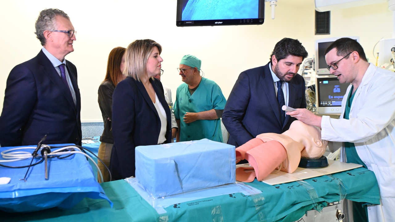 L&oacute;pez Miras visita los renovados quir&oacute;fanos del Hospital Santa Luc&iacute;a de Cartagena