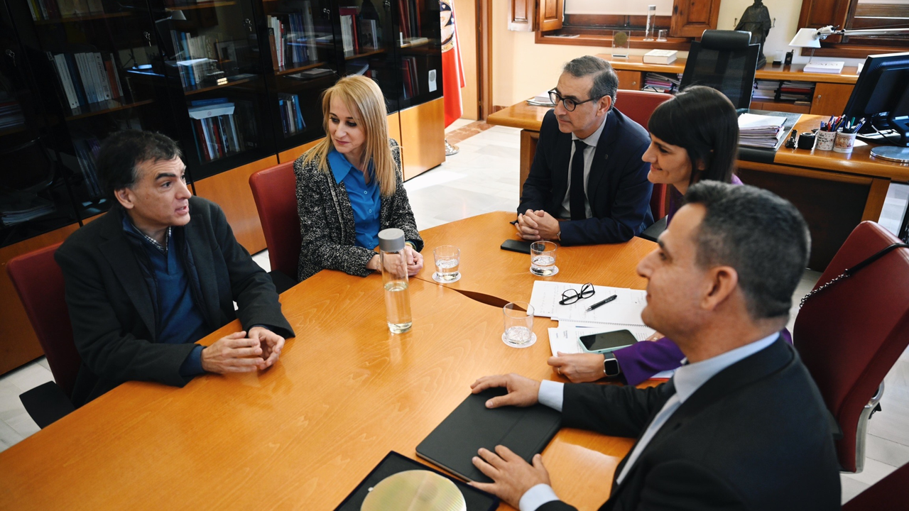 El rector, Jos&eacute; Luj&aacute;n (c), junto a la secretaria de Estado y la delegada del Gobierno, charla sobre el proyecto con Antonio Skarmeta (izq) y Jos&eacute; Trigueros, directivo de ODIN Solutions