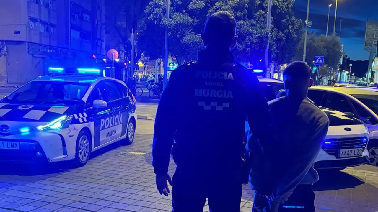 Una gente junto al detenido (foto: Polic&iacute;a Local de Murcia)
