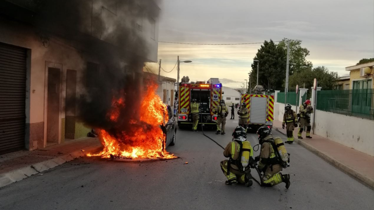 Incendio de un vehículo en Molina de Segura | Foto: CEIS