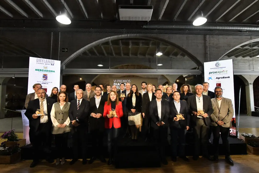 Foto de familia de los galardonados en los Premios Diario del Campo