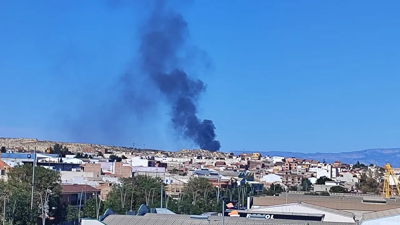 Imagen del incendio que se ha producido en el mediod&iacute;a de este mi&eacute;rcoles en Las Torres de Cotillas (foto: La 7)
