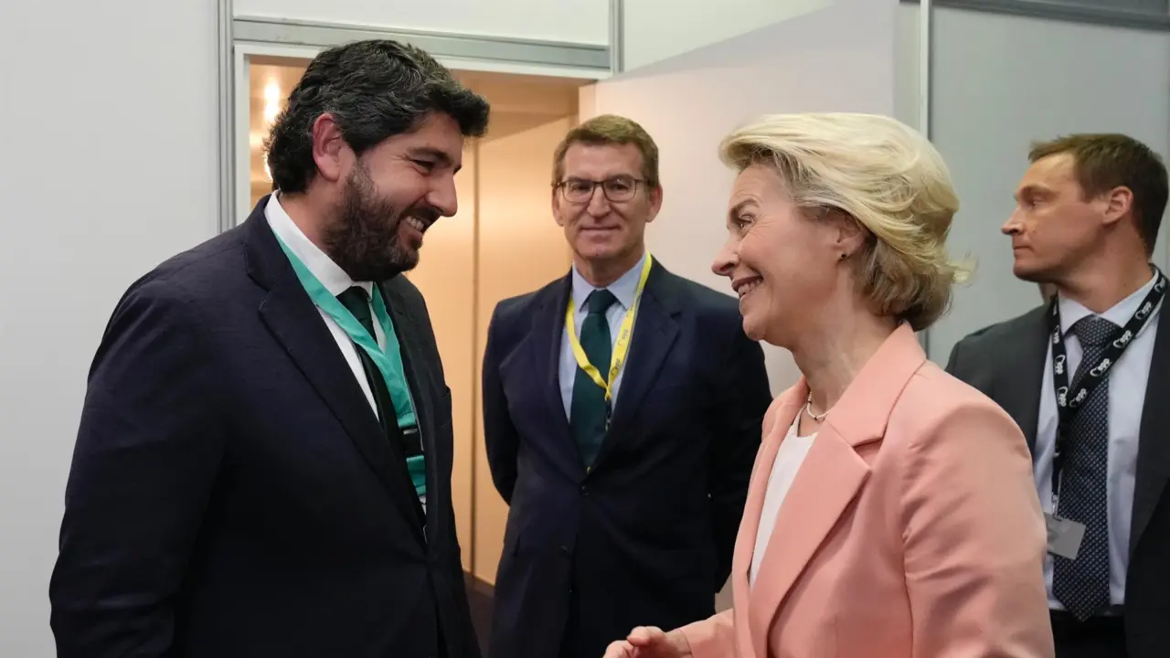 Fernando L&oacute;pez Miras conversa con Ursula von der Leyen en Bucarest