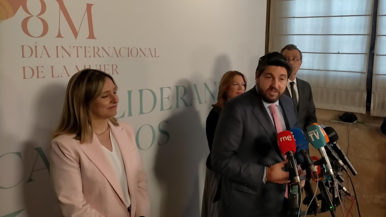 El presidente del Gobierno murciano, Fernando López Miras, en el contacto con los medios de comunicación