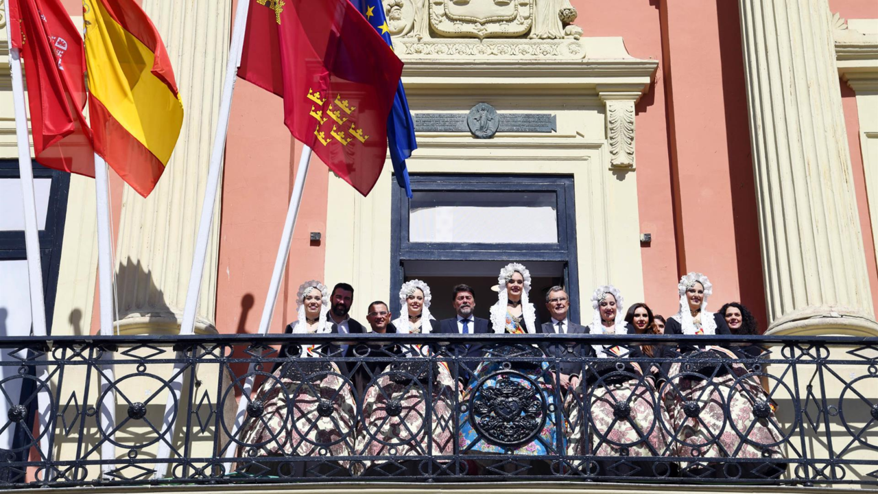 Los alcaldes de Murcia, José Ballesta, y de Alicante, Luis Barcala,tras rubricar el Protocolo de Intenciones