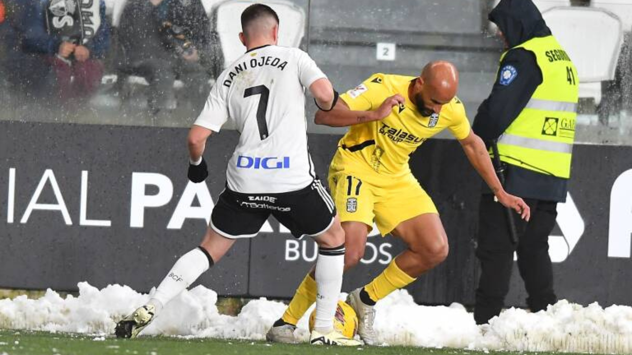 Mikel Rico, jugador del FC Cartagena, con la camiseta amarilla