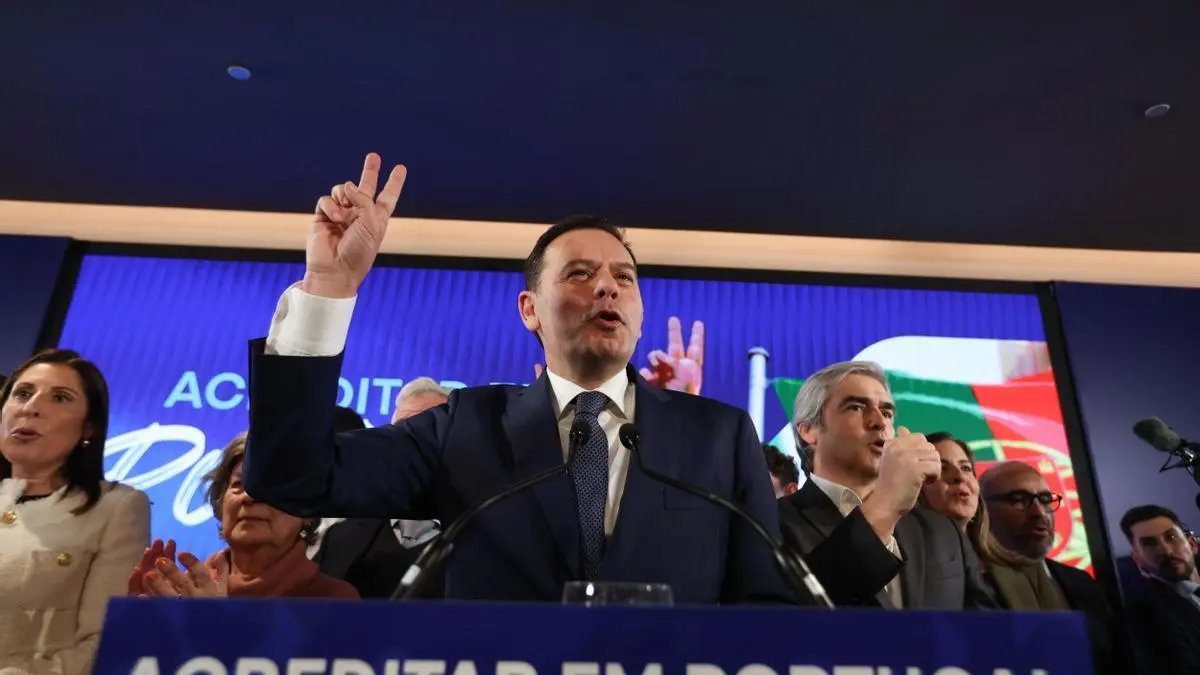 El l&iacute;der de la coalici&oacute;n Alianza Democr&aacute;tica (AD) y presidente del Partido Socialdem&oacute;crata (PSD), Lu&iacute;s Montenegro, pronuncia el discurso de la victoria durante la noche electoral.