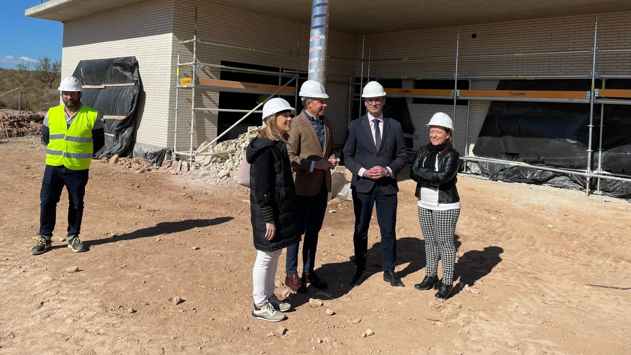 El consejero de Educaci&oacute;n, Formaci&oacute;n Profesional y Empleo, V&iacute;ctor Mar&iacute;n, y el alcalde de Lorca, Fulgencio Gil, visitaron las obras del nuevo aulario del CEIP Almendricos (Lorca).