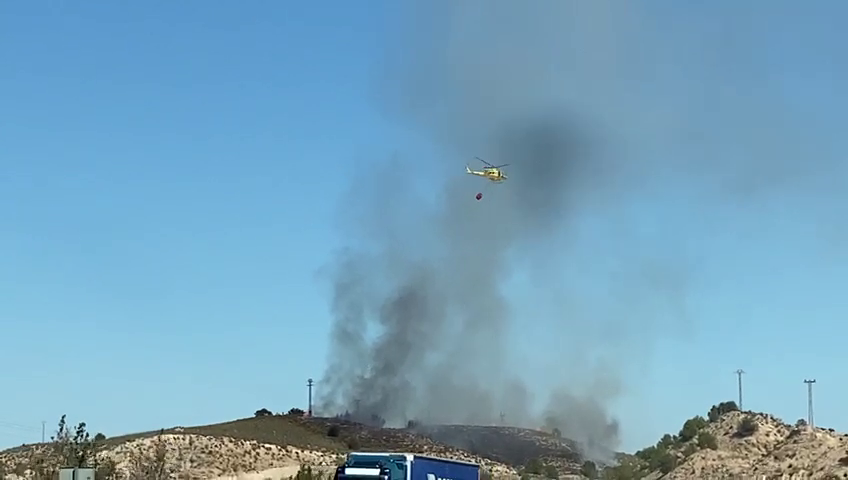Un helicóptero de la Región de Murcia realiza labores de extinción de un incendio en Javalí Nuevo (foto: La 7)