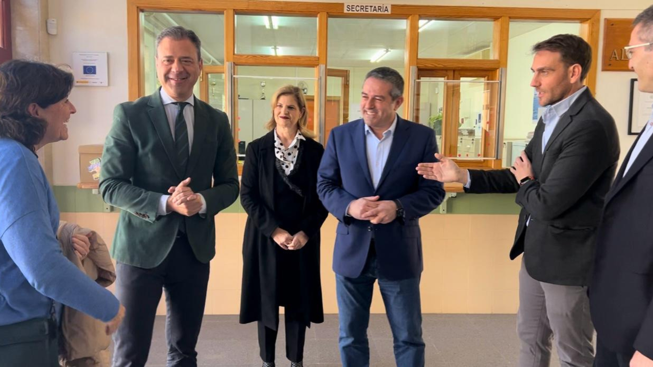 El consejero de Presidencia, Portavoc&iacute;a y Acci&oacute;n Exterior, Marcos Ortu&ntilde;o, el alcalde de Alcantarilla, Joaqu&iacute;n Buend&iacute;a, y el director general de Acci&oacute;n Exterior y Cooperaci&oacute;n, Juan Jos&eacute; Almela, atienden a las explicaciones de la presidenta de Respuestas Solidarias, Mar&iacute;a Jos&eacute; Balibrea, antes del inicio de la charla con los alumnos.