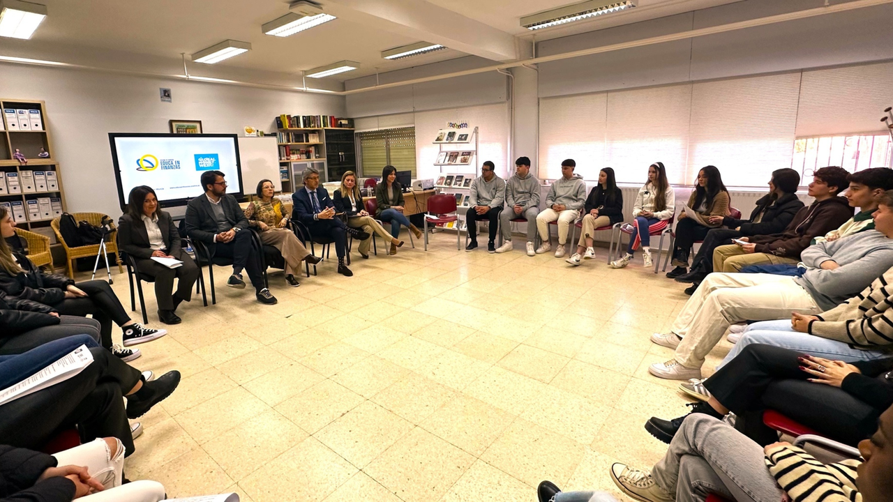 El consejero de Econom&iacute;a, Hacienda y Empresa, Luis Alberto Mar&iacute;n, charla sobre educaci&oacute;n financiera con los alumnos del IES San Isidoro