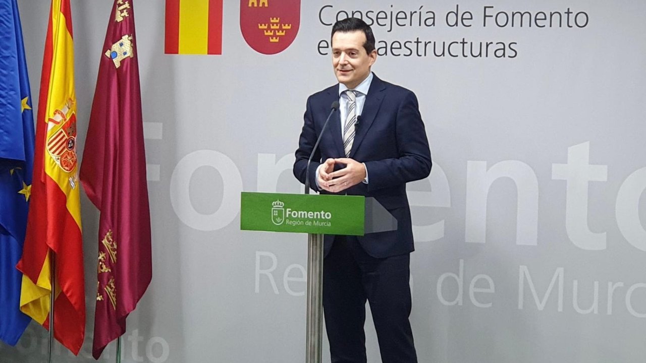 El consejero de Fomento e Infraestructuras, José Manuel Pancorbo, durante la rueda de prensa para informar sobre las infraestructuras pendientes en la Región de Murcia