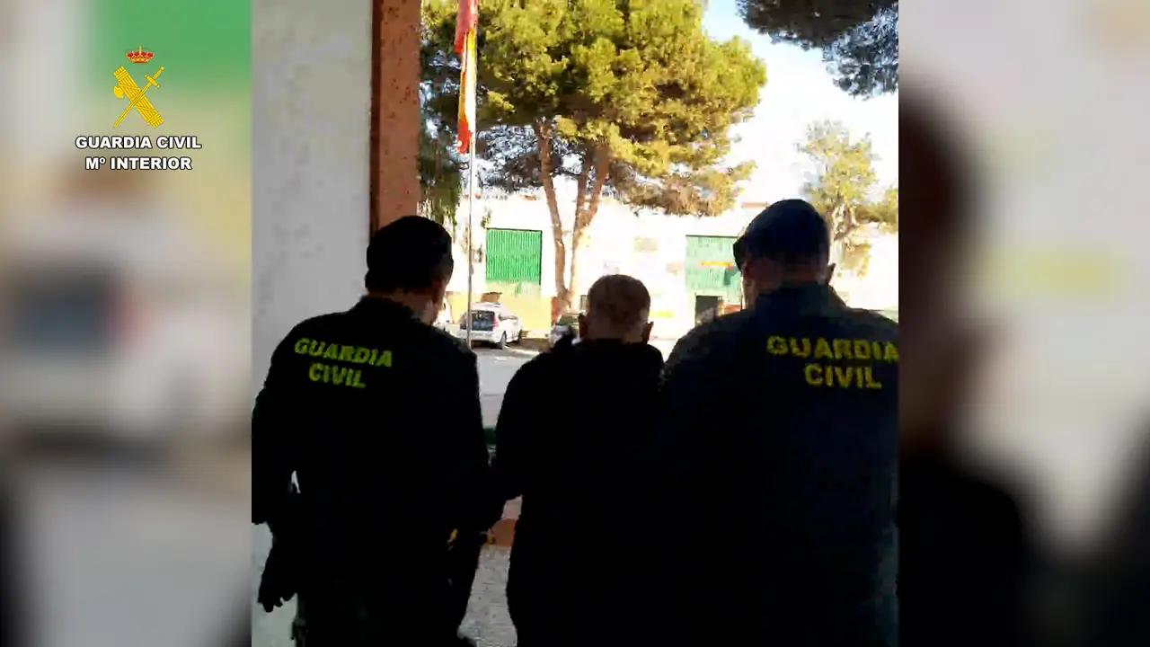 Detenci&oacute;n de uno de los presuntos estafadores | Foto: Guardia Civil