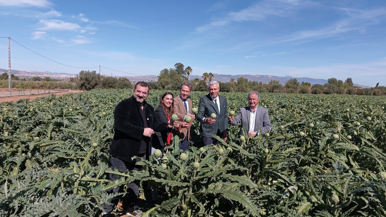 La consejera Sara Rubira en la inauguraci&oacute;n del segundo corte 'El colmo de los colmos', organizado por Alcachofa de Espa&ntilde;a