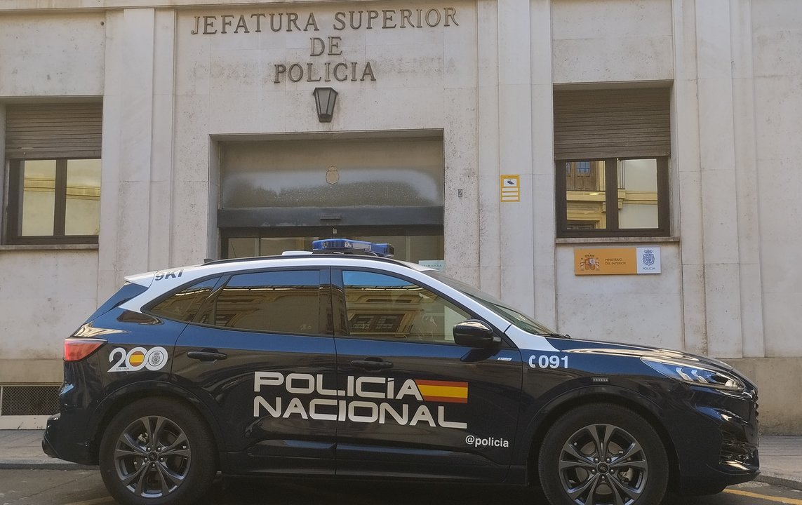 Vehículo de Policía Nacional estacionado frente a la Jefatura Superior de Policía Nacional en Murcia