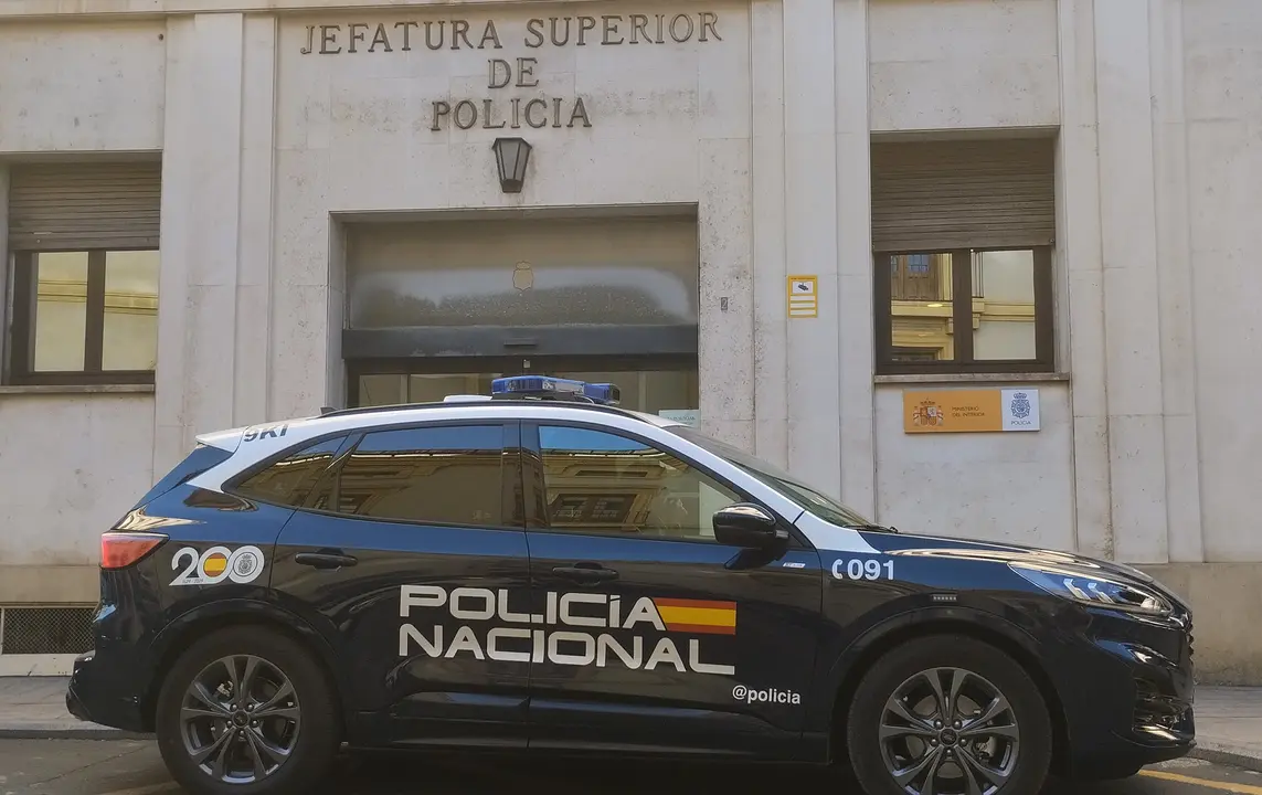 Veh&iacute;culo de Polic&iacute;a Nacional estacionado frente a la Jefatura Superior de Polic&iacute;a Nacional en Murcia