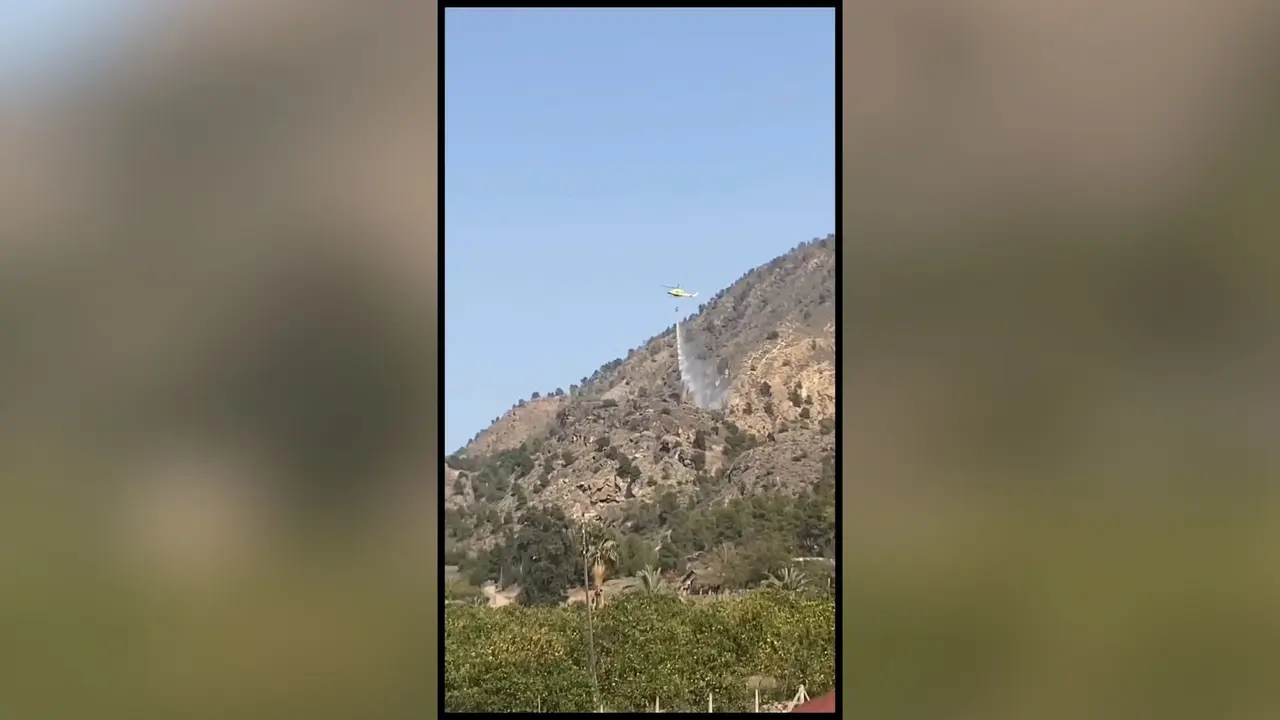 Un helic&oacute;ptero ayuda a los bomberos en las labores de extinci&oacute;n de un incendio que se ha reactivado en la pedan&iacute;a murciana de Torreag&uuml;era (foto: @a_almagro_m | @regiononlinemurcia)
