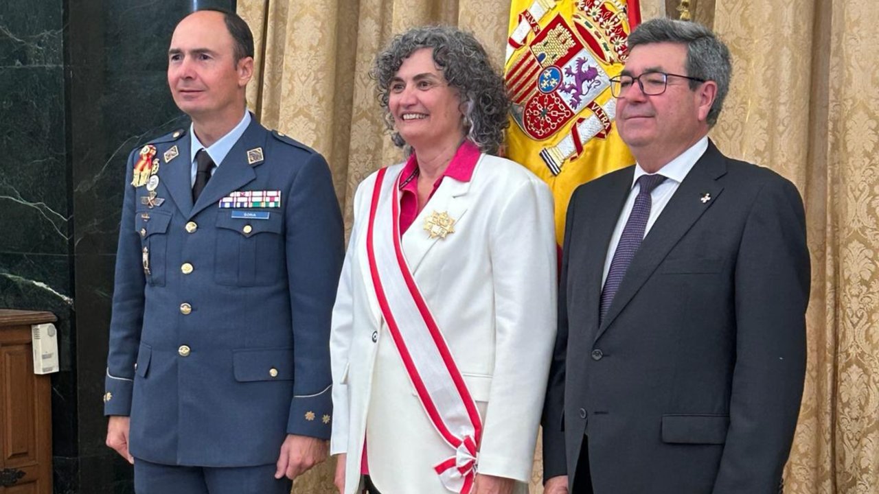 Beatriz Miguel distinguida con la Gran Cruz del Mérito Aeronáutico por el Ministerio de Defensa