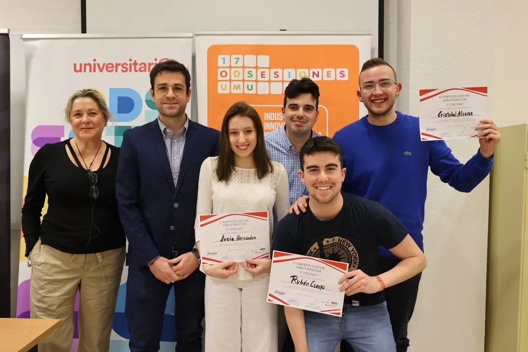 Representantes de Primafrio junto a estudiantes del Club de Debate de la UMU.