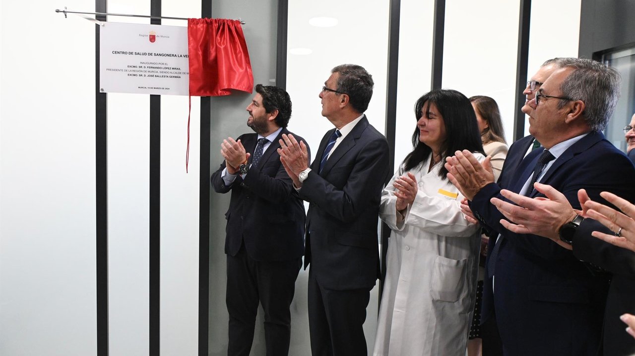 El presidente del Gobierno regional, Fernando López Miras, y José Ballesta, alcalde de Murcia, inauguran el nuevo centro de salud de Sangonera La Verde (foto: CARM)