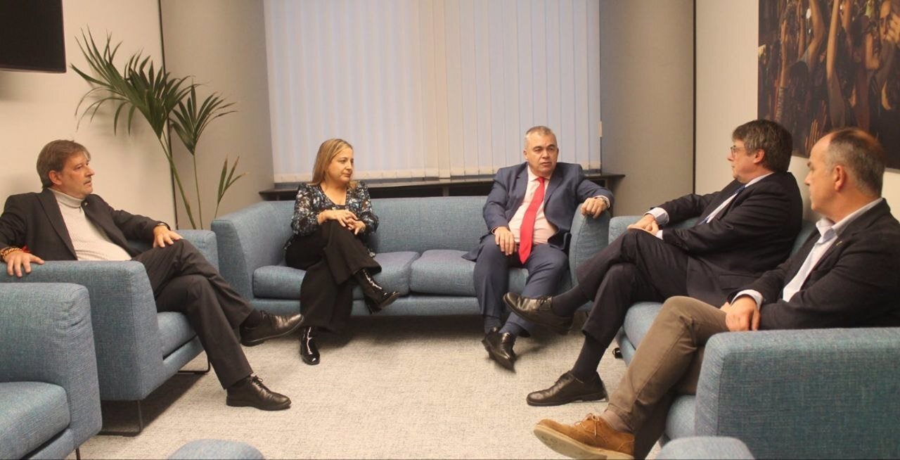 Imagen de archivo de una pasada reunión entre Santos Cerdán y Puigdemont
