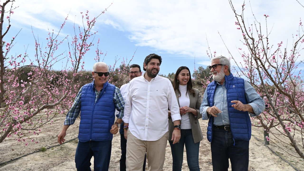 El presidente de la Regi&oacute;n de Murcia, Fernando L&oacute;pez Miras, durante su visita la floraci&oacute;n de Cieza
