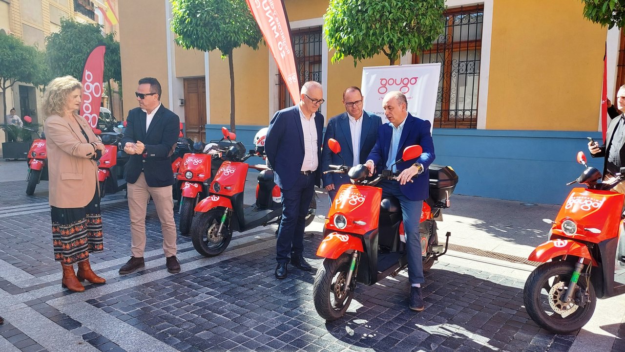 Alcantarilla estrena servicio de motos eléctricas de alquiler