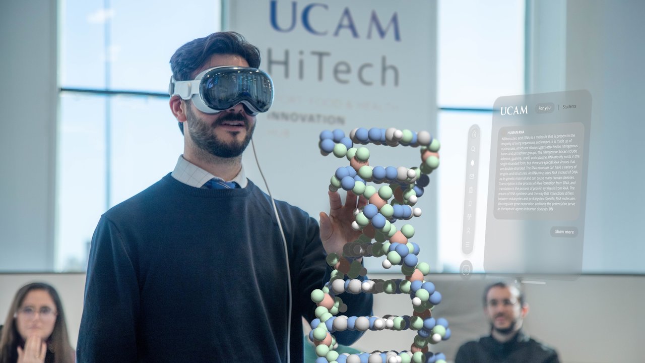 Instante de una sesión formativa en el UCAM HiTech, usando las ‘Vision Pro’ de Apple para ‘tocar’ el ADN