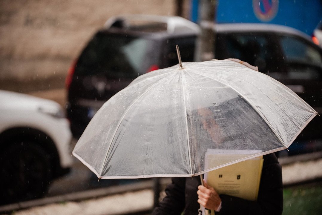 Imagen de archivo de un paraguas en un día lluvioso