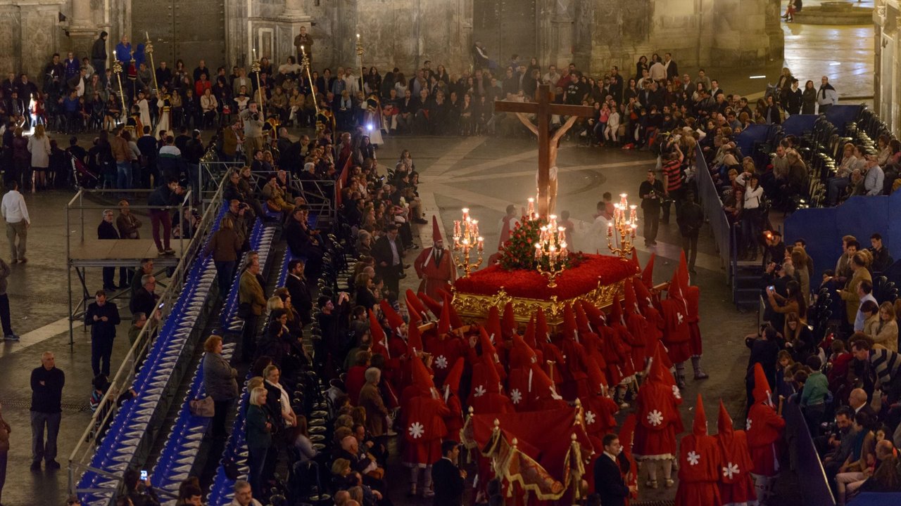 El Cristo de la Caridad, a su paso por la Catedral de Murcia
