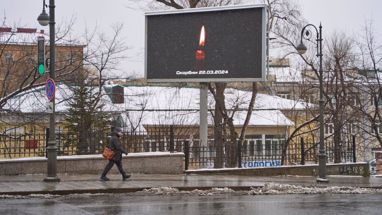Cartel publicitario en la ciudad de Vladivostok que muestra una vela en memoria de los rusos asesinados en la discoteca de Moscú