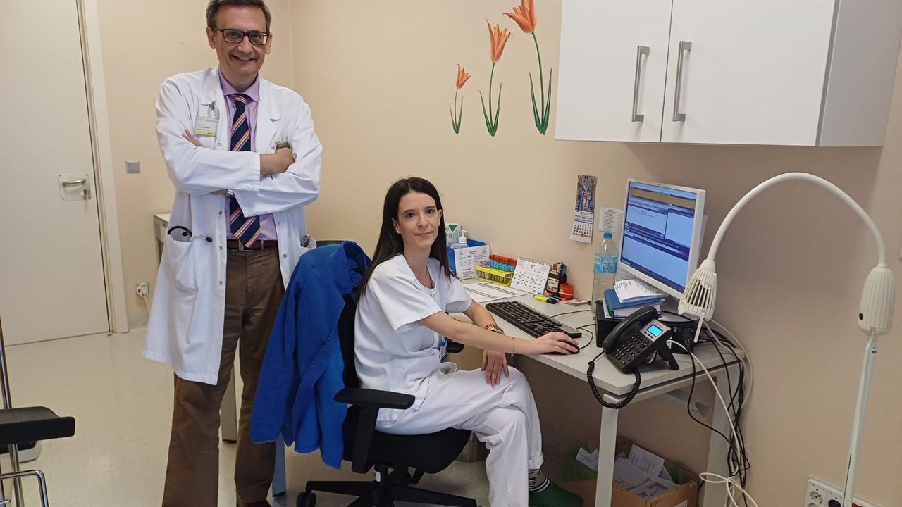 El equipo integrado por la enfermera Cristina Conesa y el hematólogo Teodoro Iturbe selecciona a los pacientes con criterio clínico.