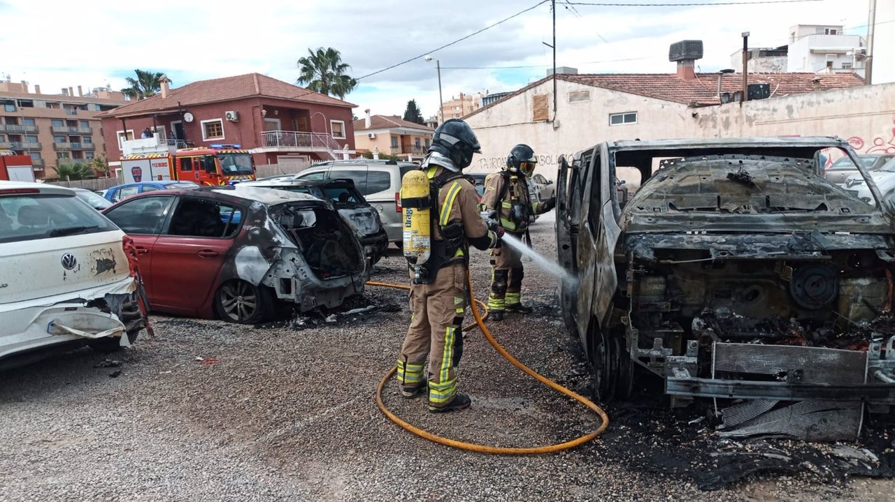 Los coches afectados por los fuego (foto: Bomberos CEIS)