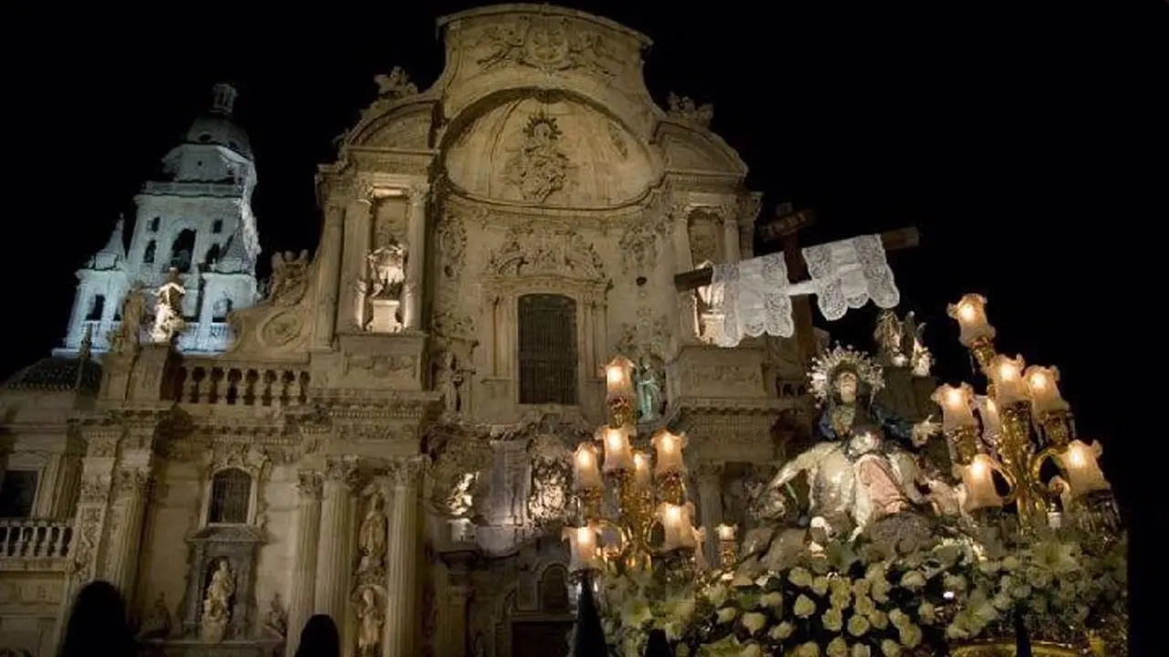 El trono Mar&iacute;a Sant&iacute;sima de las Angustias a su paso por la Catedral (foto: Cofrad&iacute;a Servitas)