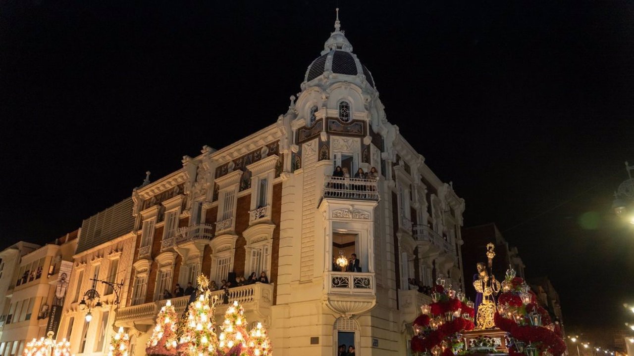 El Encuentro marrajo abarrota la plaza del El Lago en la gran madrugada de la Semana Santa de Cartagena (foto: Ayuntamiento de Murcia)