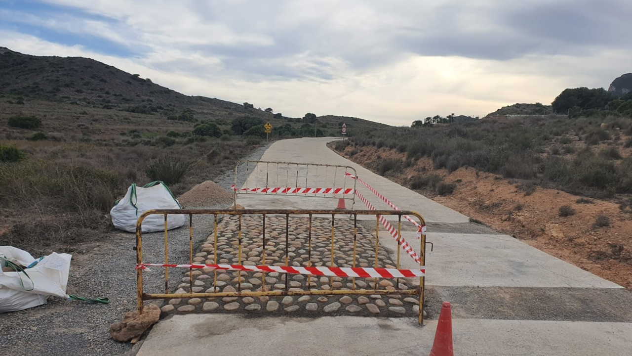Obras que se est&aacute;n realizando en los accesos del Parque Regional de Calblanque para prevenir los atropellos sobre la fauna.