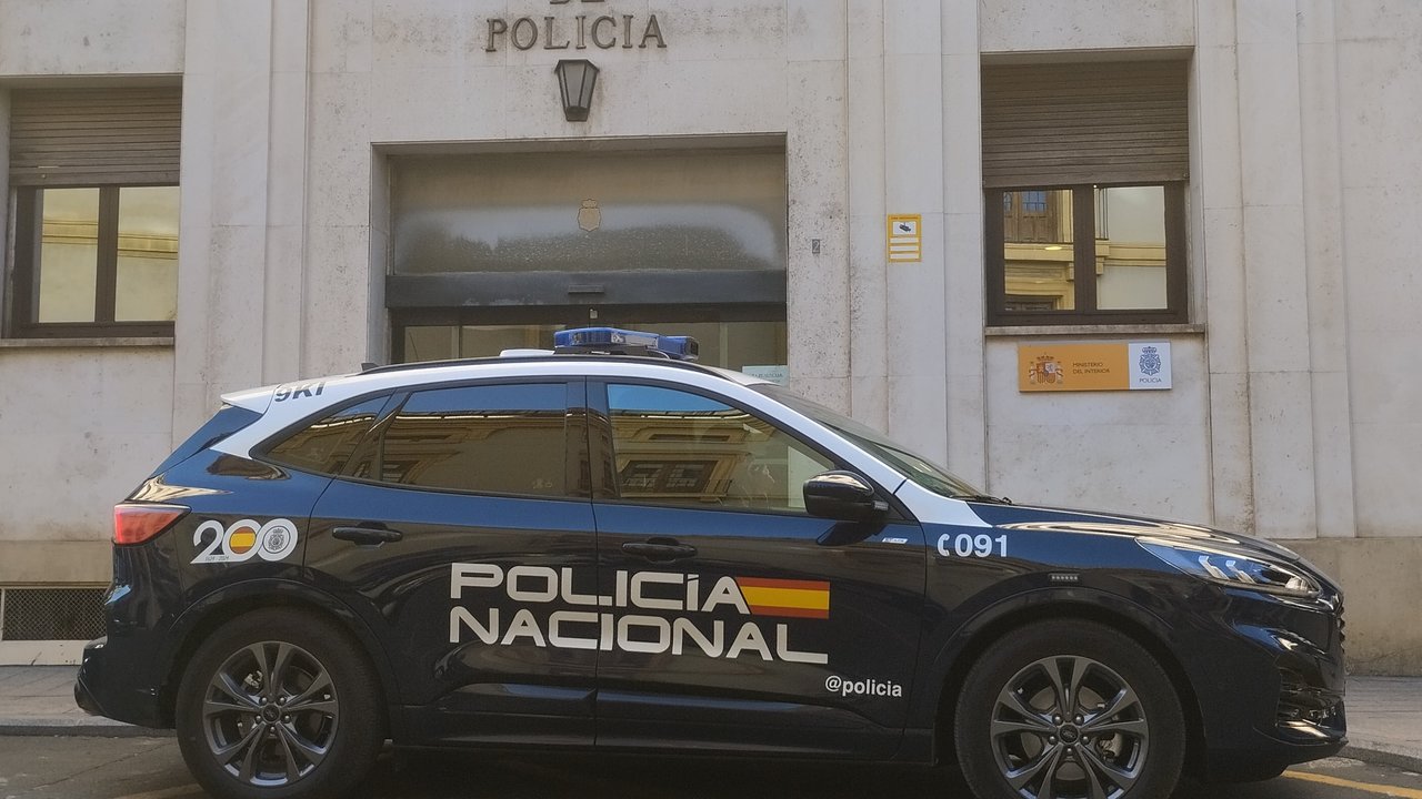 Coche de policía en la Jefatura Superior de Murcia