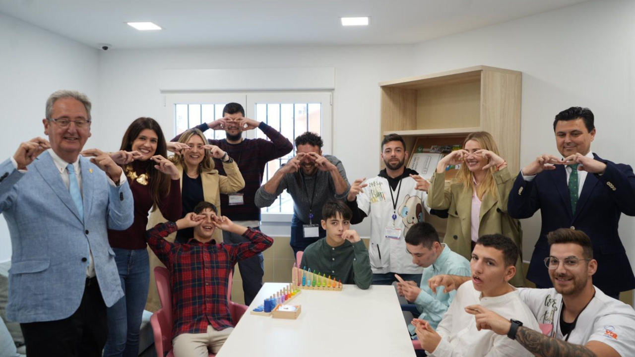 La consejera de Pol&iacute;tica Social, Familias e Igualdad, Conchita Ruiz, y el alcalde de San Javier, Jos&eacute; Miguel Luengo, haciendo el gesto que demuestra su compromiso con el autismo junto a los usuarios de Aidemar
